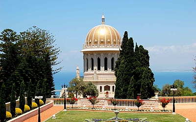 Kreis von Zypressen am Schreins des Báb