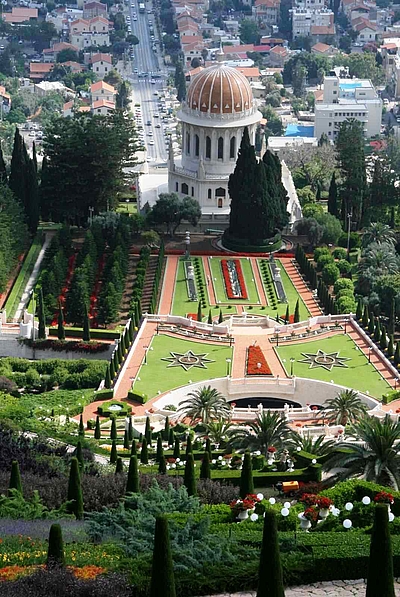 Kreis von Zypressen am Schreins des Báb