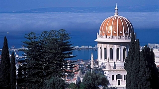 Die goldene Kuppel des Schreines des Bab auf dem Berg Karmel in Haifa ist ein bekanntes Wahrzeichen an der östlichen Mittelmeerküste.